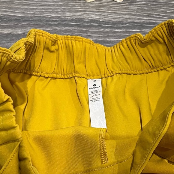 NWT woven flowy waist tie Noir Short 5.5" honeycomb yellow. Size 10 - Picture 9 of 10